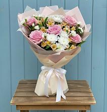 Букет цветов из:  Гвоздики, Орхидеи и Розы в Рамони