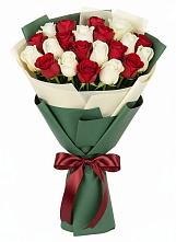 Букет Микс из красных и белых роз в Рамони