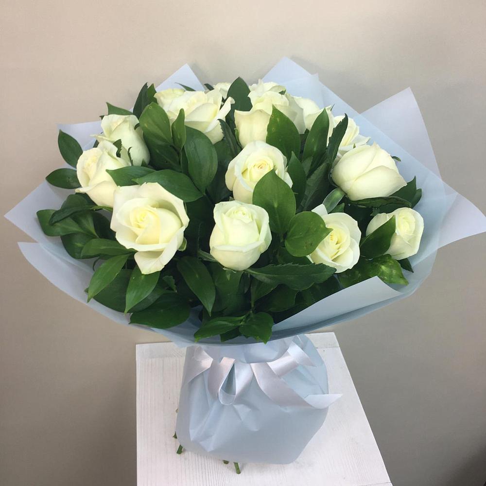 Букет 15 Белых роз Проуд в Рамони