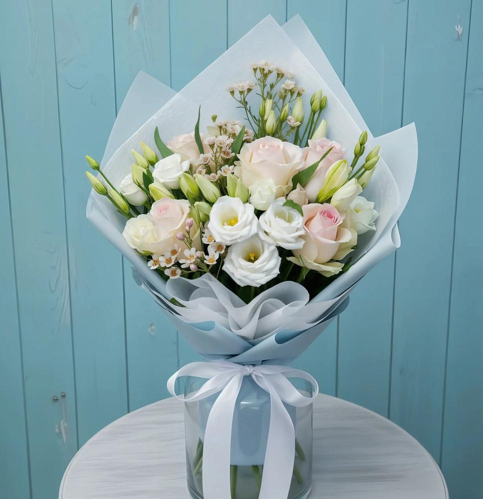 Букет цветов из: Розы и Лизиантусы в Рамони