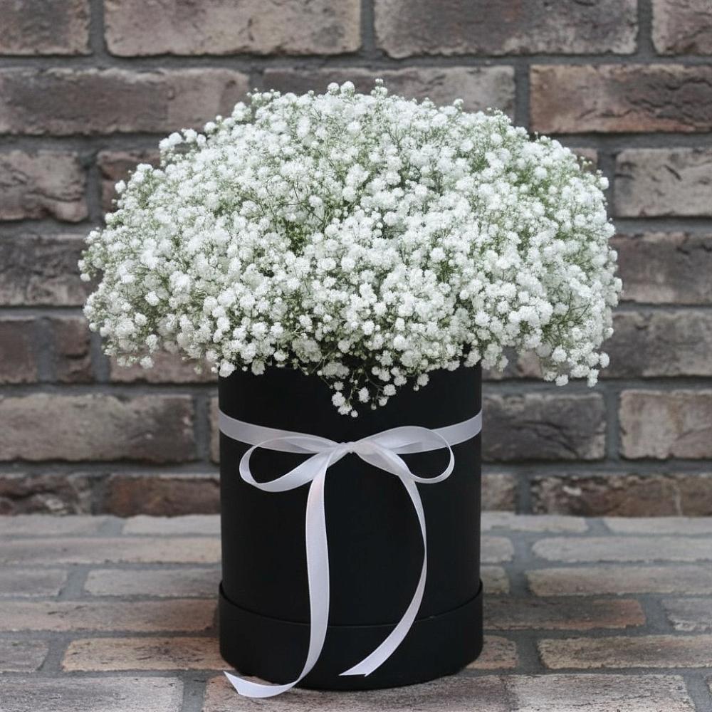 Цветочная композиция из Гипсофила в шляпной коробке в Рамони