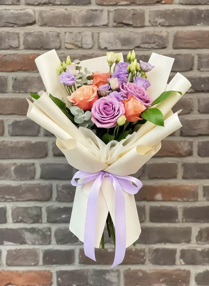 Букет цветов из: Лизиантусы и Розы в Рамони