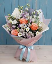 Букет цветов из:  Лизиантусы, Розы, Альстромерии и Гипсофила в Рамони