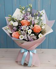 Букет цветов из:  Лизиантусы, Розы, Альстромерии и Гипсофила в Рамони