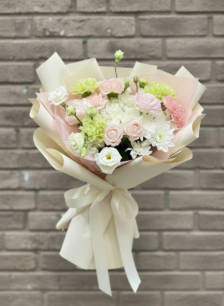 Букет цветов из: Гвоздики, Розы, Лизиантусы и Хризантемы в Рамони