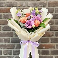 Букет цветов из:  Лизиантусы и Розы в Рамони