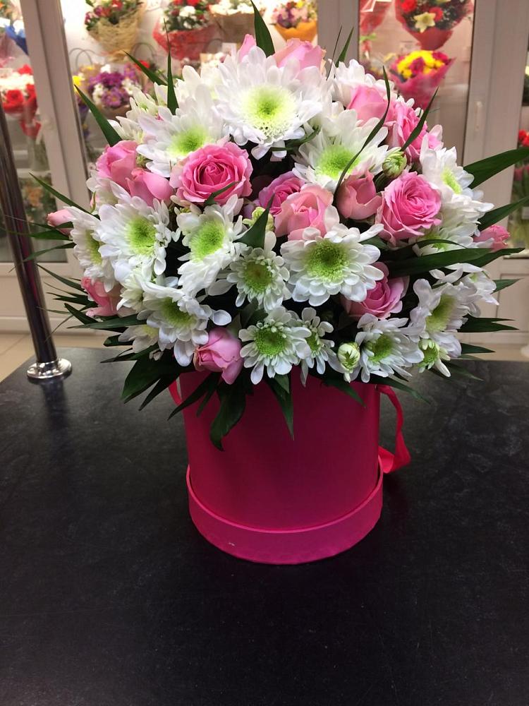 Цветочная композиция из Розы и Хризантемы в шляпной коробке в Рамони