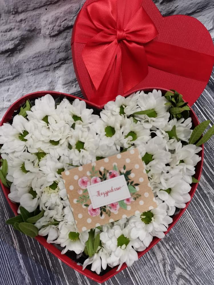 Цветочная композиция из Хризантемы в виде сердца в Рамони