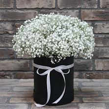 Цветочная композиция из Гипсофила в шляпной коробке в Рамони