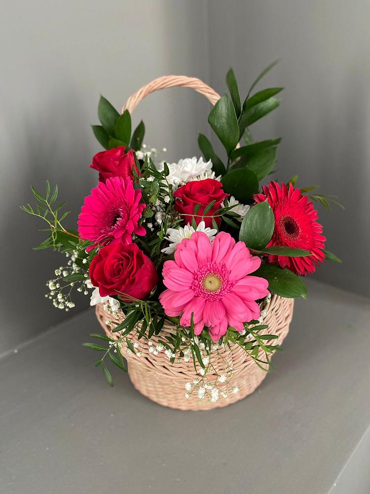 Цветочная композиция из Розы, Хризантемы и Герберы в корзине в Рамони