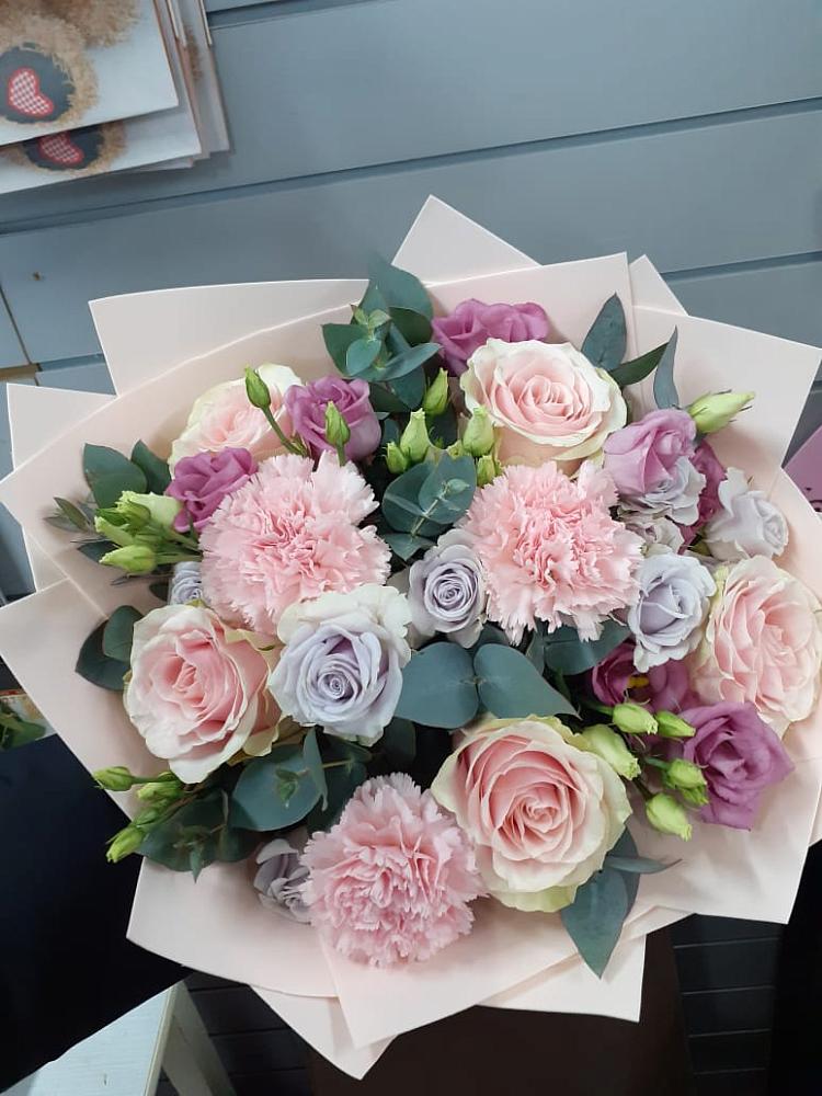 Букет цветов из: Розы, Гвоздики и Лизиантусы в Рамони