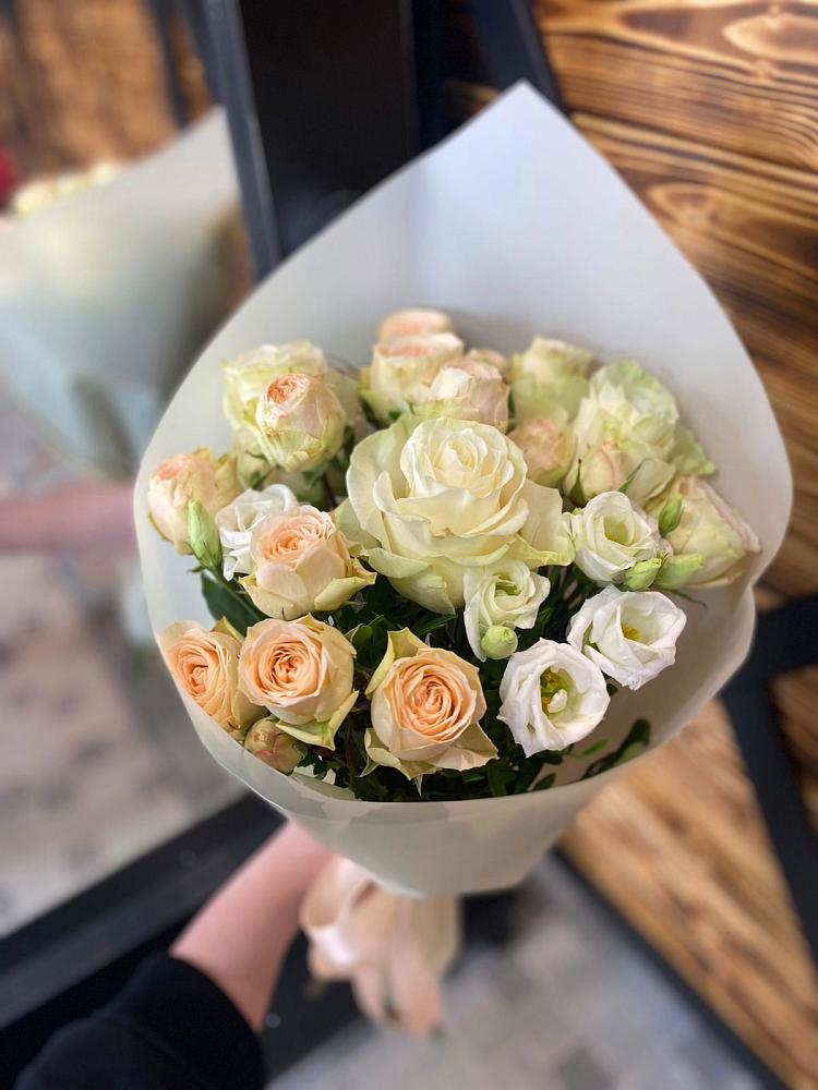 Букет цветов из: Розы и Лизиантусы в Рамони